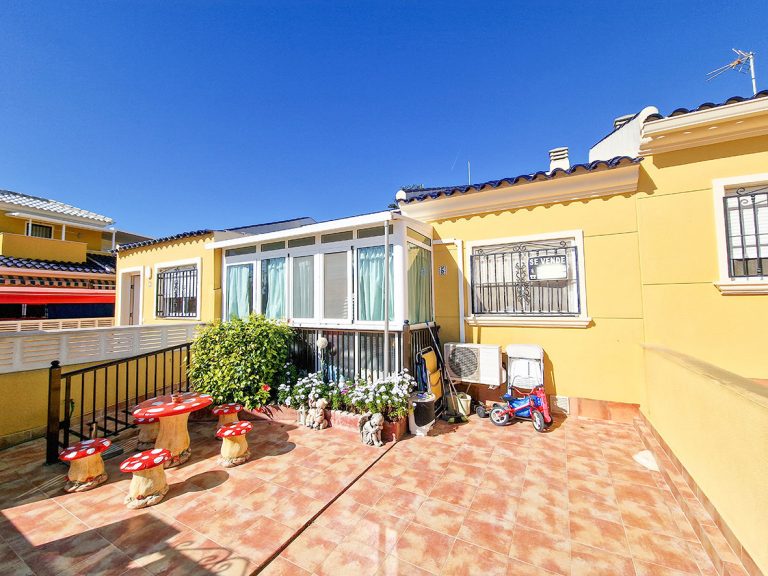Charmantes Reihenhaus in Top-Lage – Nähe Traumstrand in Urb. La Marina