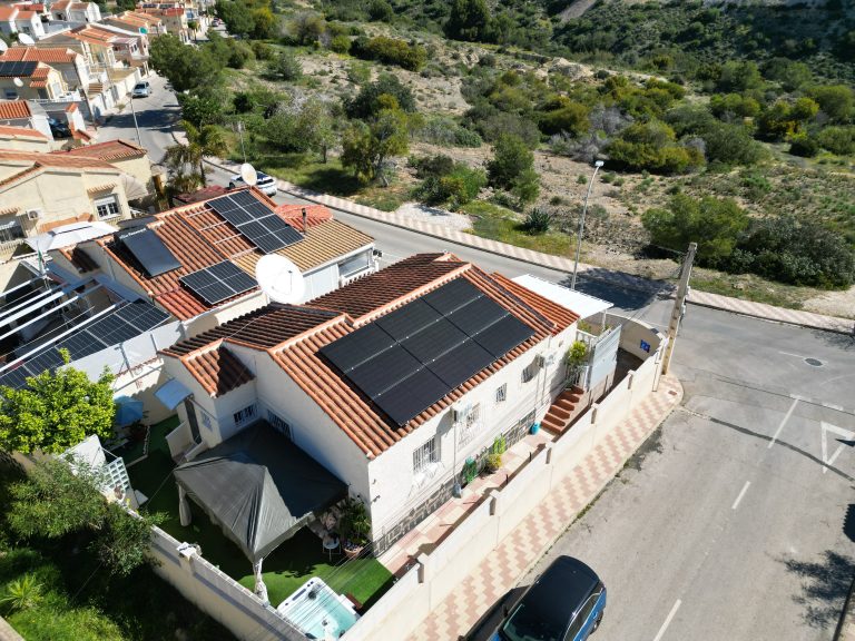 Mediterranes Wohnen mit Jacuzzi, Sonnenterrassen & Top-Lage in La Marina